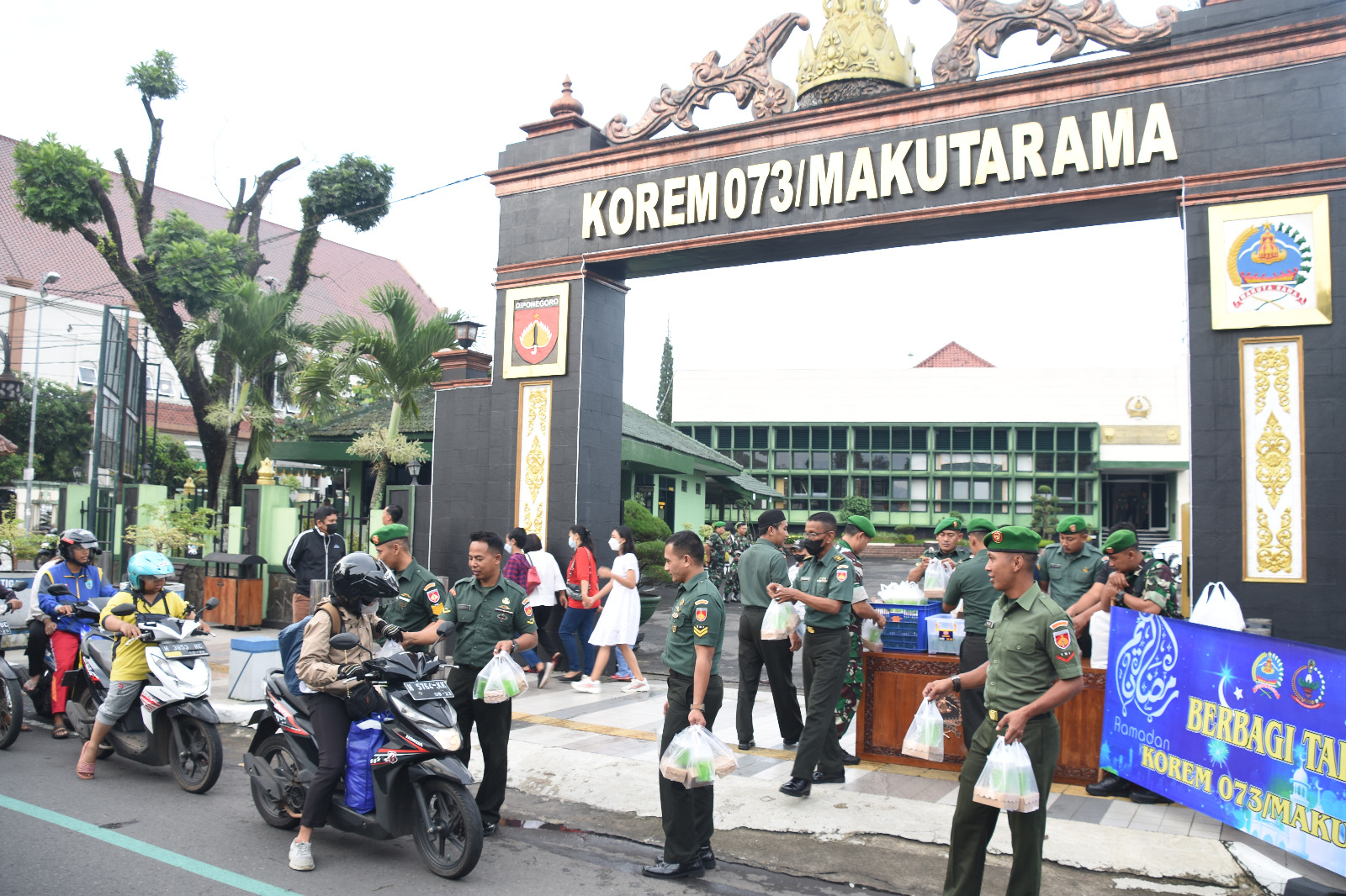 Menjelang Berbuka Puasa, Korem 073/Makutarama Bagikaan Takjil Gratis